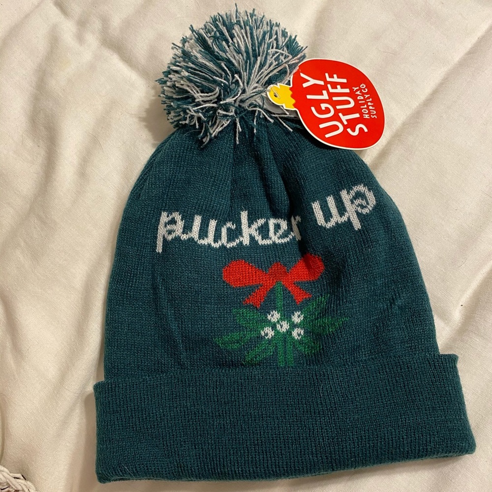 NWT “Pucker Up” Misteltoe Pom Knit Hat, Green